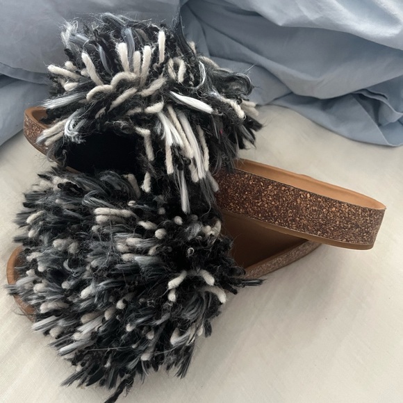 UGG | Cindy Yarn Pom Fringe Sandal Flat Slide | Size 7.5 - Picture 2 of 5
